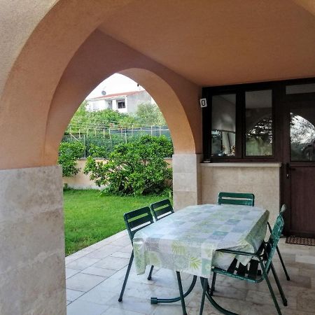 Apartman 100M2, Full Opremljen, Privatni Parking. Pula Exterior foto