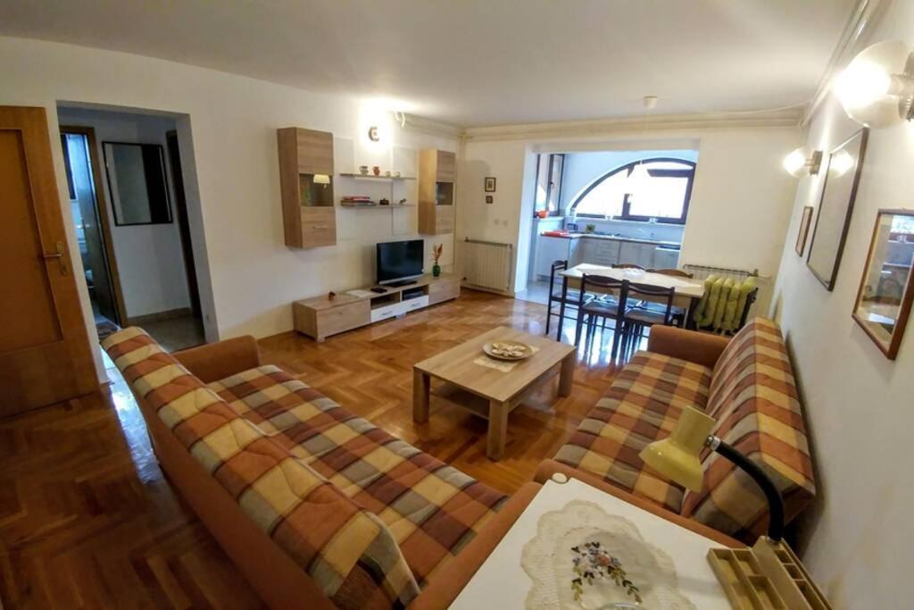 Apartman 100M2, Full Opremljen, Privatni Parking. Pula Exterior foto